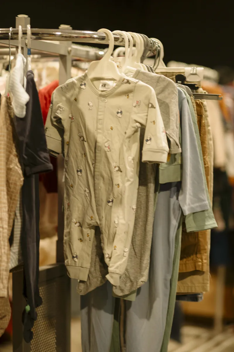 Ropa disponible en el Mercadillo Solidario